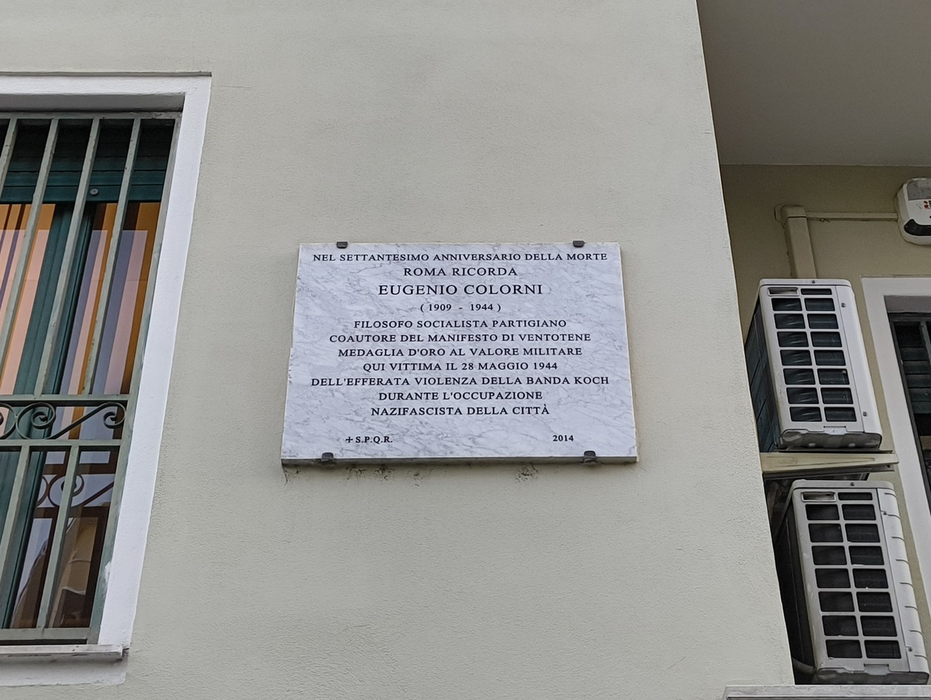 Lapide commemorativa dedicata a Eugenio Colorni a Colorni, in ricordo della sua vita e del suo sacrificio.