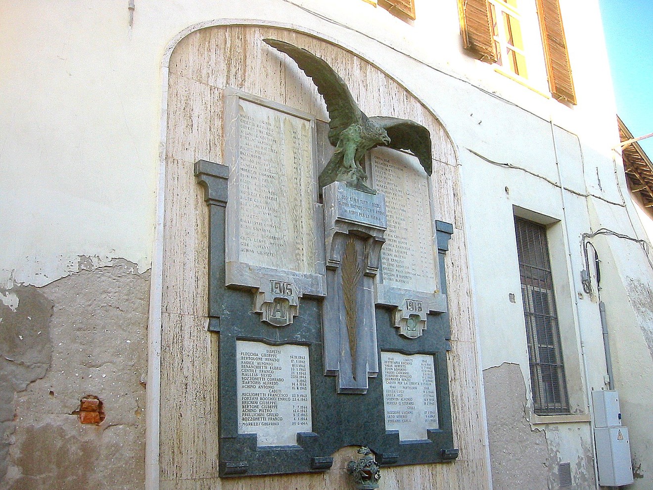 Lapide commemorativa ai caduti di Masserano, con un'aquila scolpita in cima.