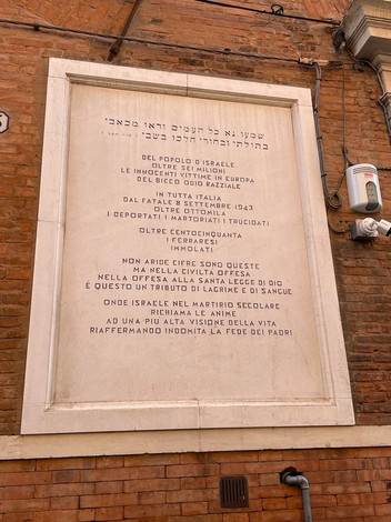 Lapidi commemorative della sinagoga, onore alle vittime dell'Olocausto e alla memoria della comunità ebraica.