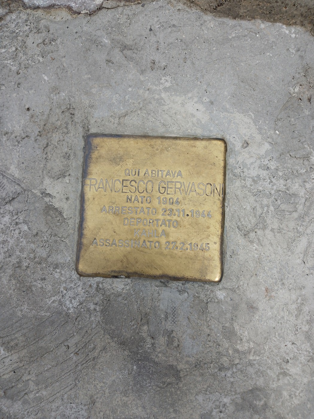 Pietra d'inciampo in memoria di Francesco Gervasoni, deportato e assassinato nel 1945.
