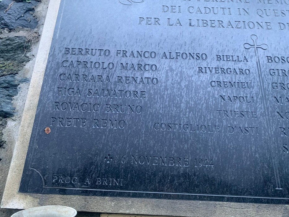 Lapide dedicata ai caduti per la Libertà di Malatrait, commemorando le vittime in un contesto storico significativo.