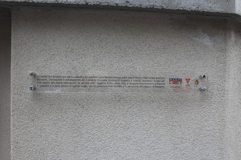 Monumento a D'Amico, realizzato con materiali semplici, posizionato su una parete, celebra la memoria dell'individuo.