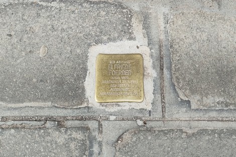 Pietra d'inciampo dedicata a Elfriede Foerder, installata su un pavimento di pietra.