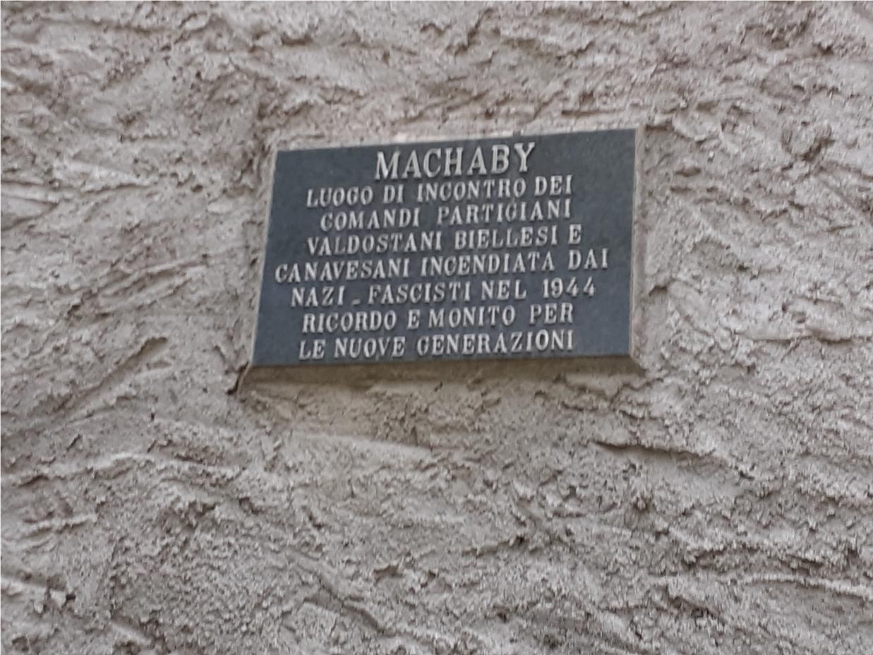 Lapide commemorativa dedicata ai partigiani di Machaby, luogo di resistenza durante la Seconda Guerra Mondiale.
