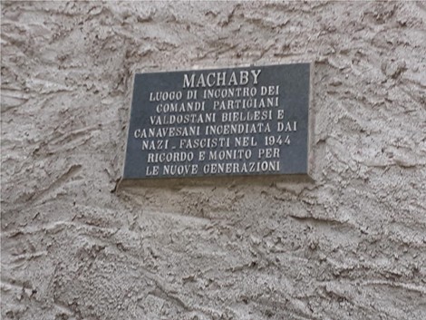 Lapide commemorativa dedicata ai partigiani di Machaby, luogo di resistenza durante la Seconda Guerra Mondiale.