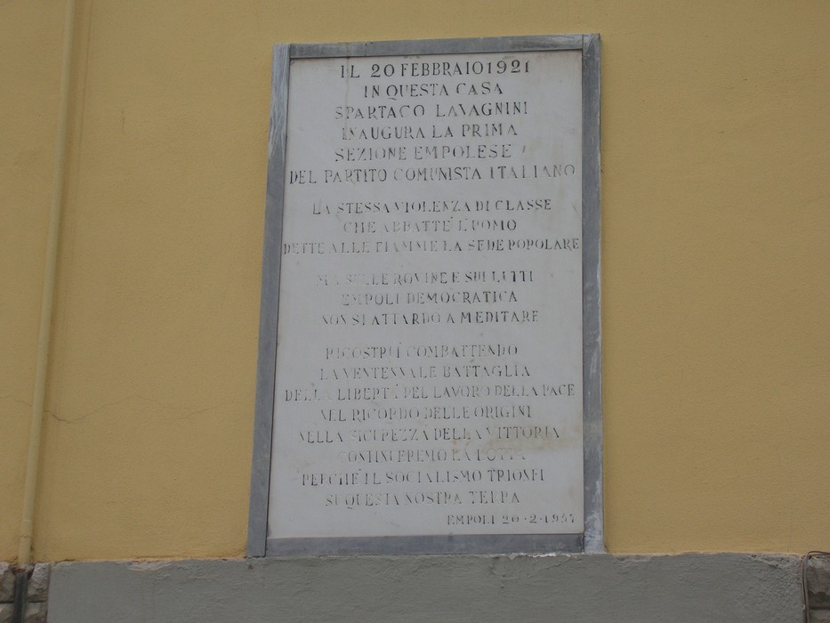 Lapide commemorativa a Lavagnini, inaugurata il 20 febbraio 1921, dedicata al Partito Comunista Italiano.