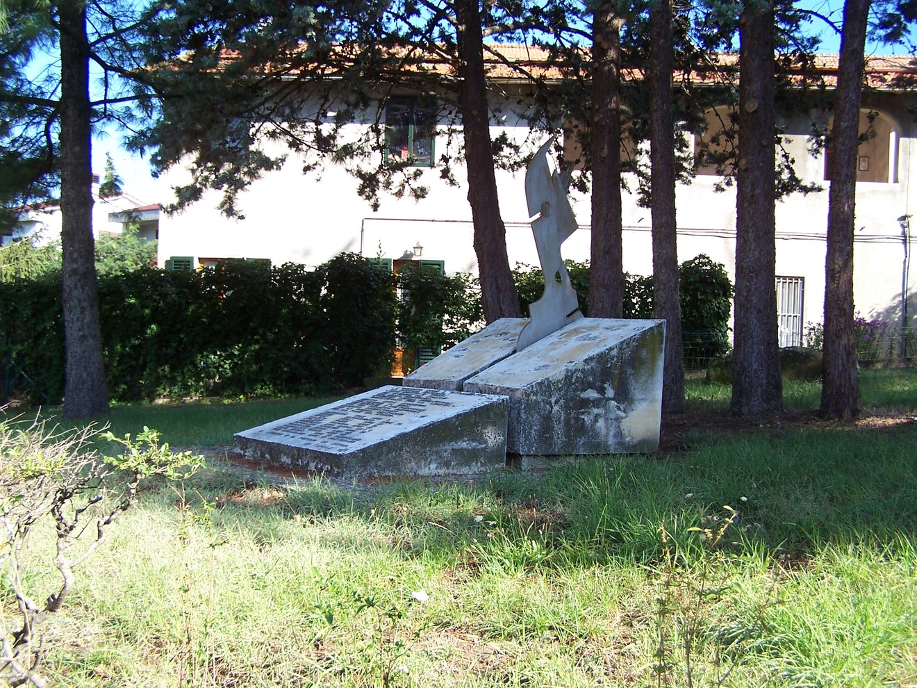 Monumento dedicato alla strage di Berceto, in memoria delle vittime, immerso nella natura.