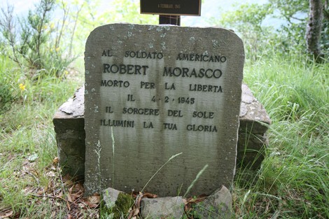 Cippo commemorativo dedicato al soldato americano Robert Morasco, morto per la libertà nel 1945.