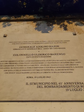 Lapide commemorativa dedicata ai generali Hazon e Barengo, onorando il loro servizio e il sacrificio.