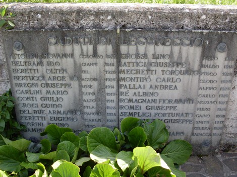 Monumento dedicato ai caduti partigiani di Lagoreccio, con nomi incisi a ricordo del sacrificio durante la liberazione.