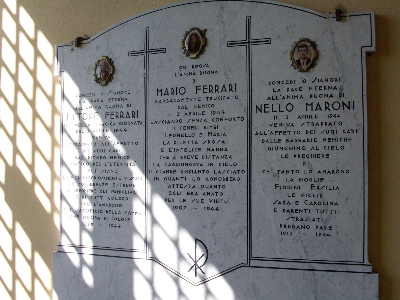 Sacrario dedicato a Mario Ferrari e Nello Maroni, con iscrizioni commemorative e decorazioni.