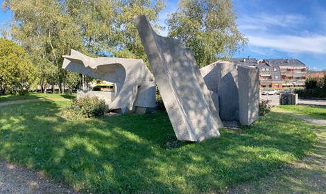 Monumento alla Resistenza: scultura simbolica immersa nel verde che celebra il valore della libertà e della memoria.