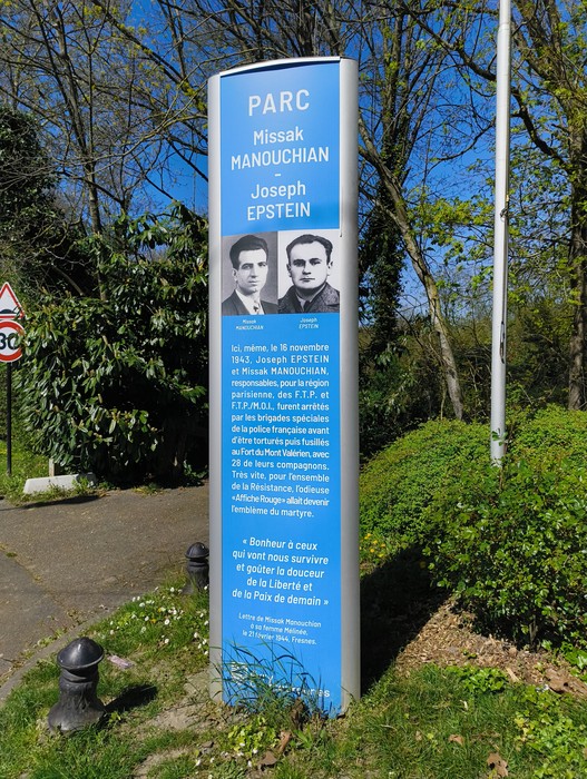 Pannello descrittivo del Memoriale del Gruppo Manouchian, commemorante la resistenza e i suoi membri.