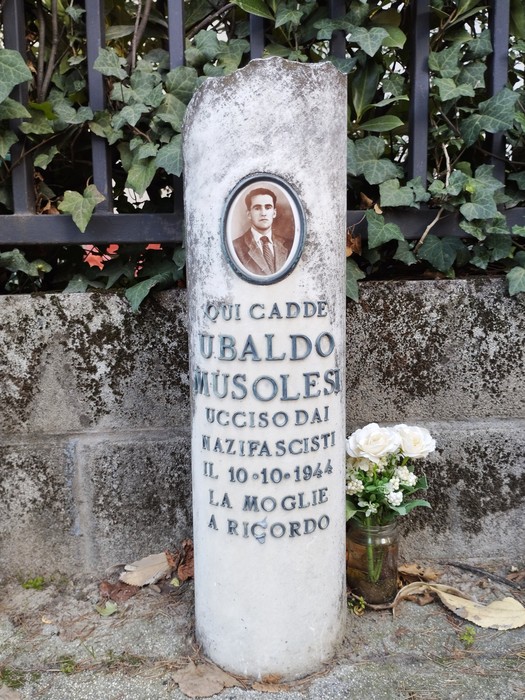 Cippo commemorativo di Ubaldo Musolesi, ucciso dai nazifascisti il 10 ottobre 1944, con fiori in omaggio.