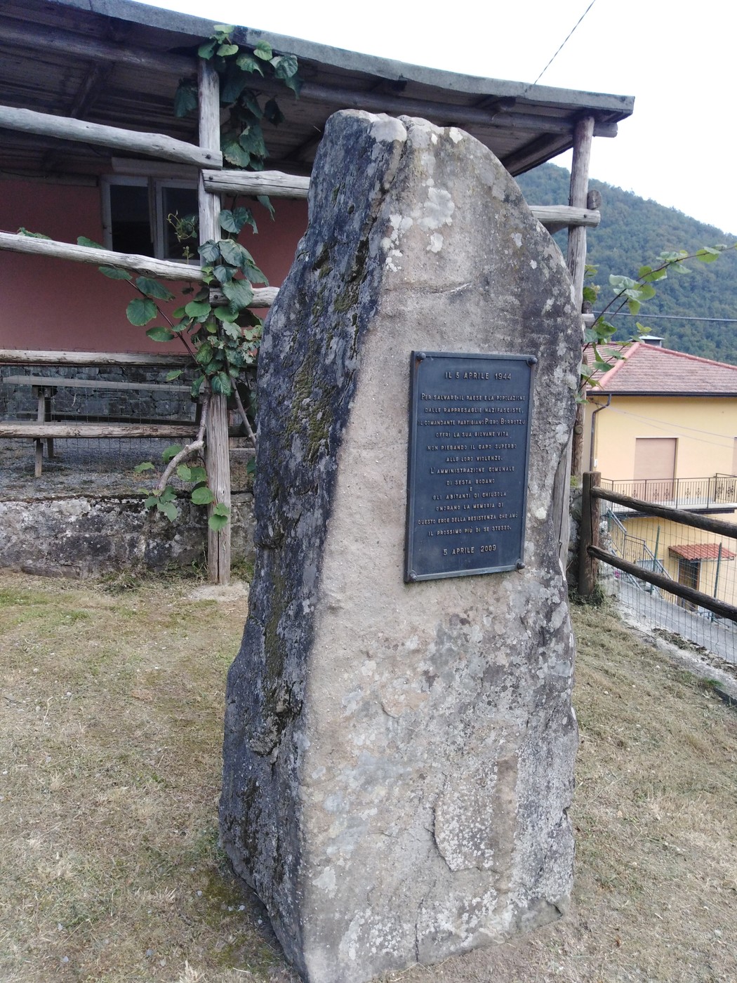 Monumento a Borrotzu, una stele commemorativa in un contesto naturale suggestivo.