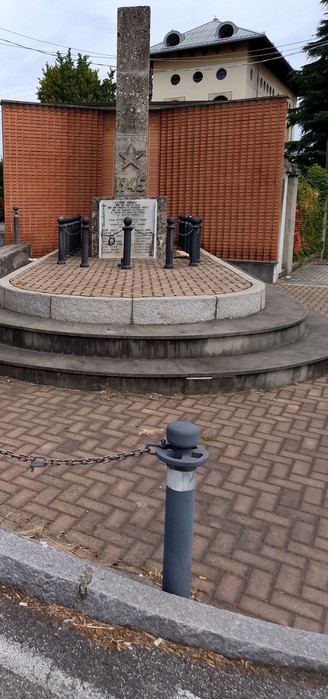 Monumento ai Martiri del Cabina, sito rotondo con obelisco e recinzione, contesto urbano.