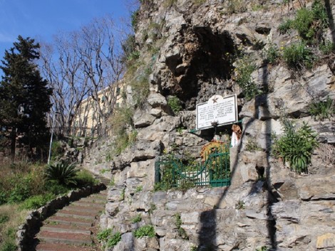 Lapide commemorativa dedicata ai caduti per la Libertà di San Marcellino, situata su una parete rocciosa.