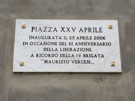 Lapide commemorativa in marmo dedicata alla Piazza XXV Aprile, inaugurata per celebrare la liberazione.