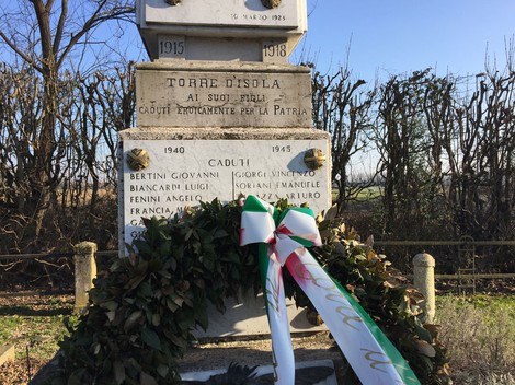 Monumento ai caduti di Torre d'Isola, commemorazione dei soldati morti per la patria tra le due guerre.
