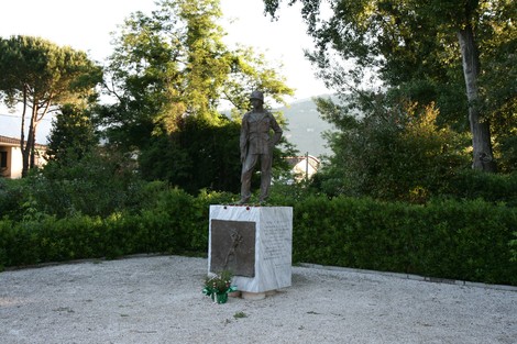 Monumento al soldato alleato, dedicato alla memoria dei combattenti, immerso nel verde e nella natura circostante.