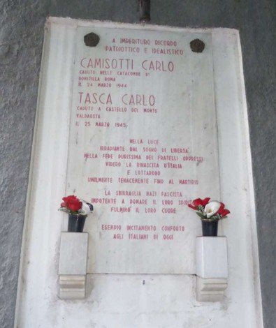 Lapide commemorativa in onore di Camisotti Carlo e Tasca Carlo, caduti per la libertà e la giustizia.