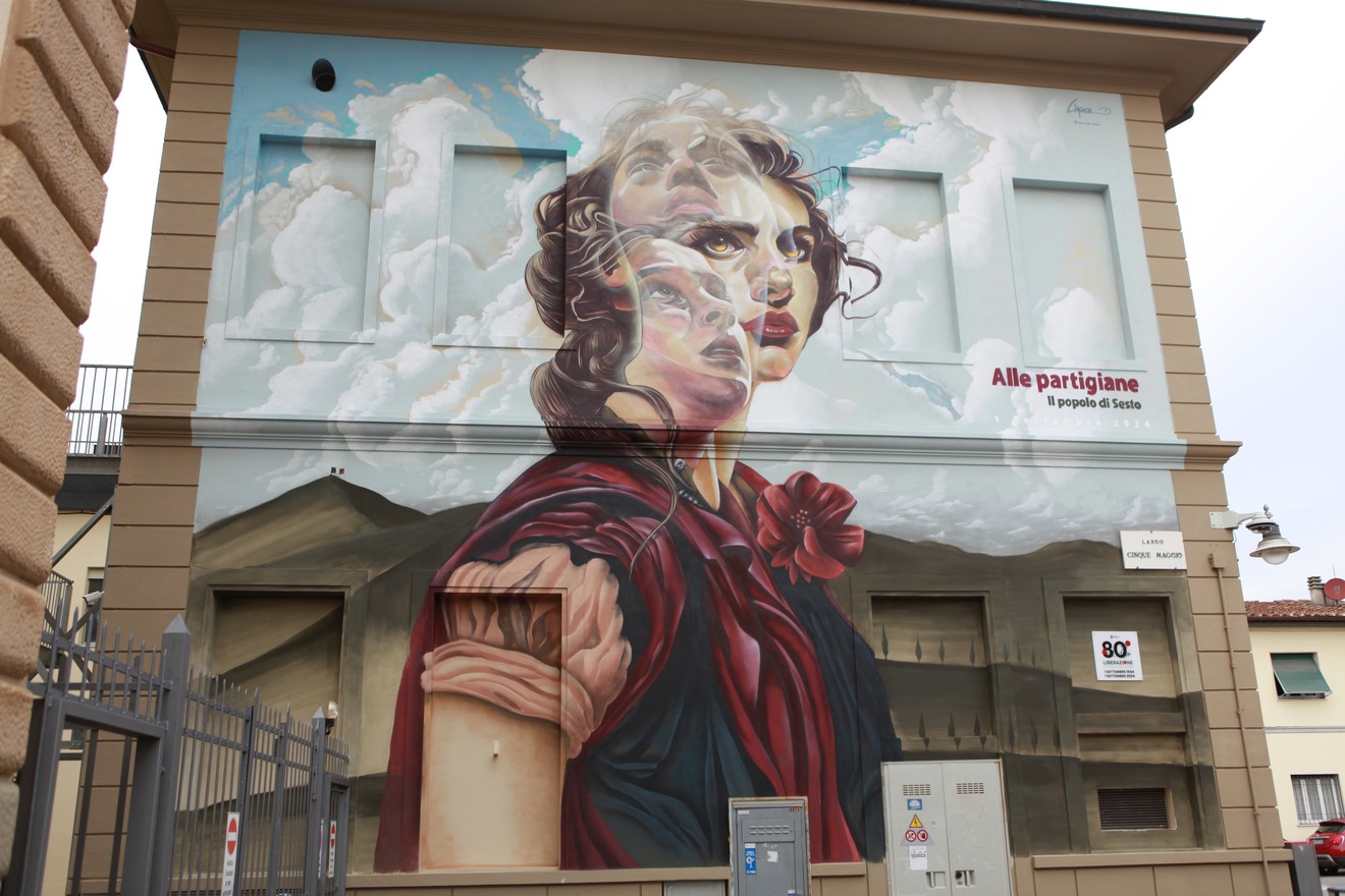 Murale dedicato alle partigiane, con un ritratto femminile che celebra il coraggio e la resistenza.