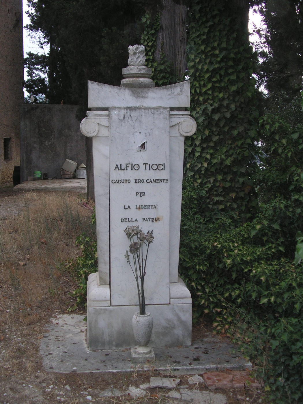 Cippo commemorativo dedicato ad Alfio Ticci, caduto per la libertà della patria.
