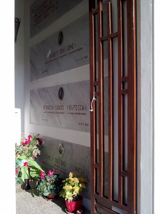 Sacrario dei Caduti della Resistenza di Montecchio con fiori e lapidi commemorative.