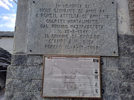 Lapide commemorativa per Mout e Ronsil, vittime del nazifascismo, situata a Susa.