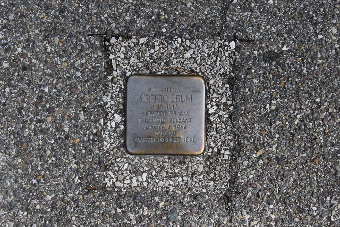 Pietra d'inciampo dedicata a Pietro Bruni, commemorativa di un arresto avvenuto nel 1944.