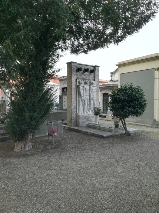 Sepolcro degli Orsini, monumento funerario con sculture, immerso in un ambiente tranquillo e curato.