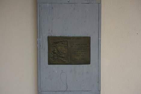 Lapide commemorativa del VII battaglione d'istruzione, dedicata alla memoria dei caduti.