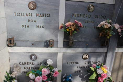 Sacrario dei partigiani con lapidi e fiori commemorativi in onore dei caduti.