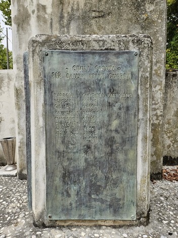 Monumento commemorativo ai caduti di Dogato, Libolla e San Vito, con incisioni e un design semplice.