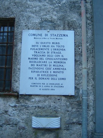 Lapide di Mulina che commemorano i Martiri di Mulina a Stazzema, in memoria delle vittime di atrocità storiche.