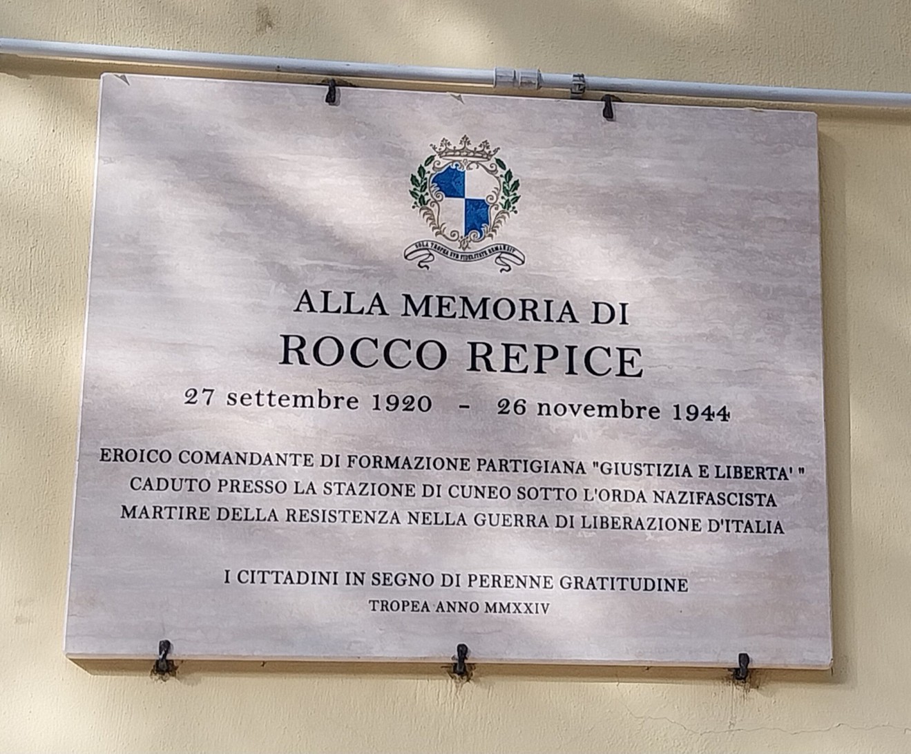 Lapide commemorativa dedicata a Rocco Repice, con riferimento al suo impegno nella resistenza italiana.