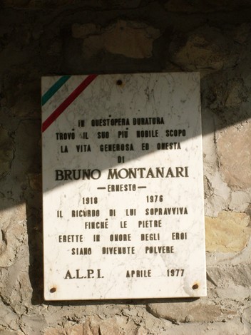 Sacrario di Ca' Marastoni, memoriale dedicato agli eroi, in un contesto naturale suggestivo.