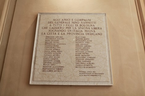 Lapide commemorativa dedicata ai bolognesi volontari che combatterono per la Spagna libera.