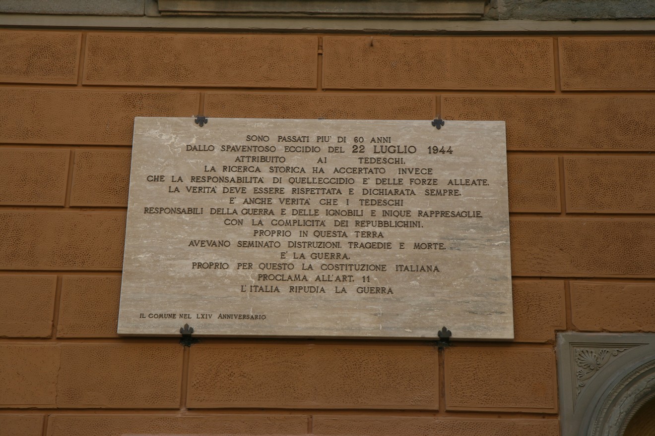 Nuova lapide commemorativa dedicata alle vittime del bombardamento del Duomo, avvenuto il 22 luglio 1944.