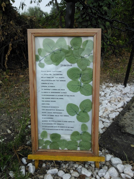 Croce a Bartoli: monumento commemorativo immerso nella natura, dedicato alla memoria di eventi storici.