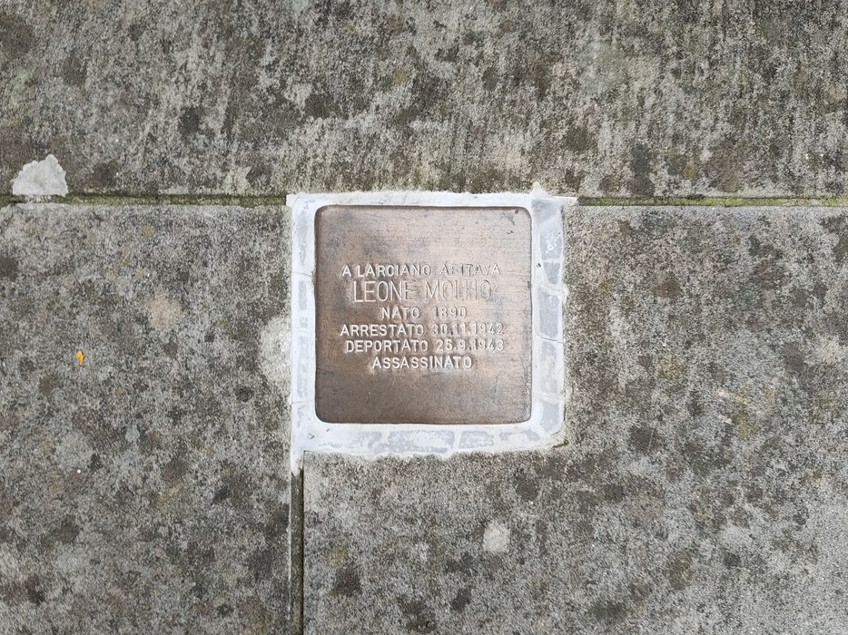 Pietra d'inciampo dedicata a Leone Mollo, commemorativa di arresto, deportazione e assassinio.