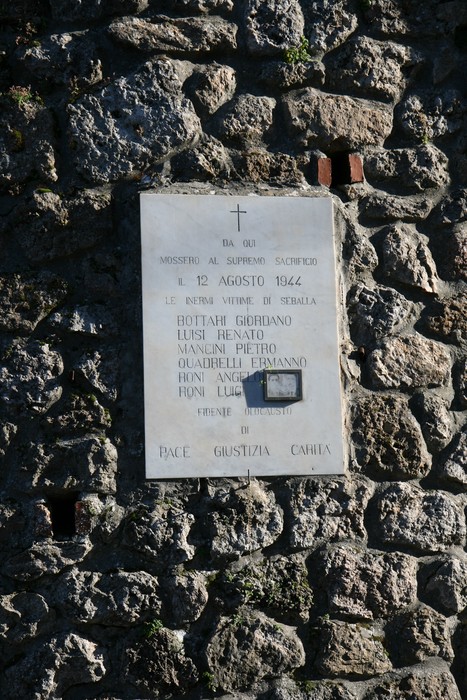 Lapide commemorativa per le vittime di Seballa, dedicata alla memoria dei caduti del 12 agosto 1944.