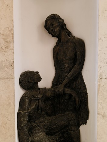 Scultura commemorativa che onora i martiri di Marzabotto, simbolo di ricordo e renascita.