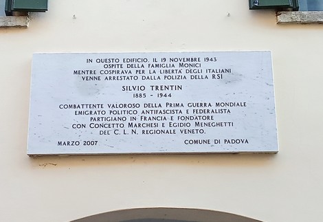 Lapide commemorativa dedicata a Silvio Trentin, con dettagli sulla sua vita e il suo impegno durante la guerra.