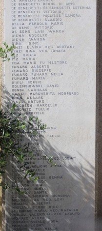 Portale del Cimitero Ebraico con monumento commemorativo e nomi di defunti incisi sulla pietra.