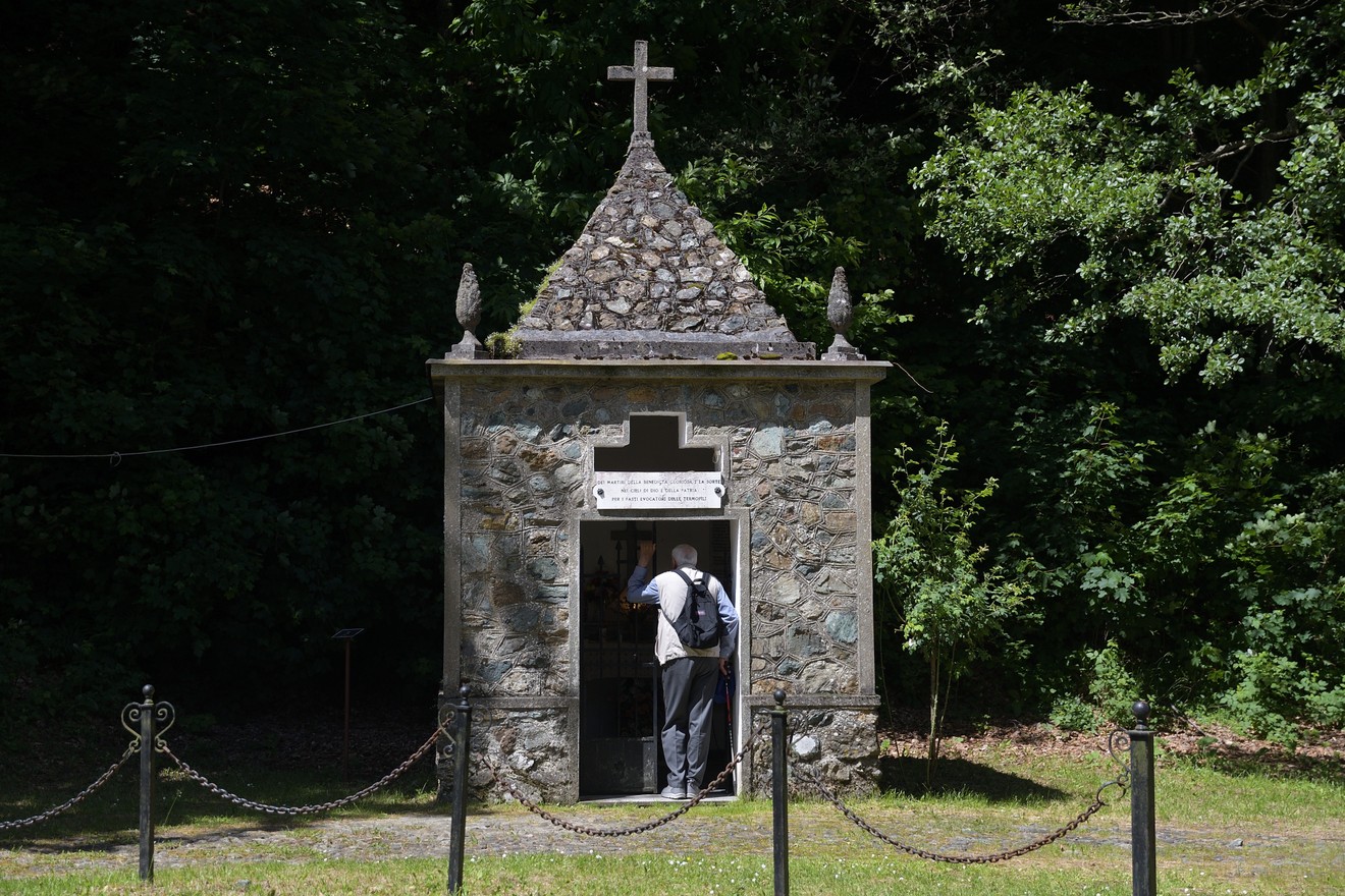 Cappella ai caduti della Benedicta, memoriale immerso nella natura, dedicato alla commemorazione dei caduti.