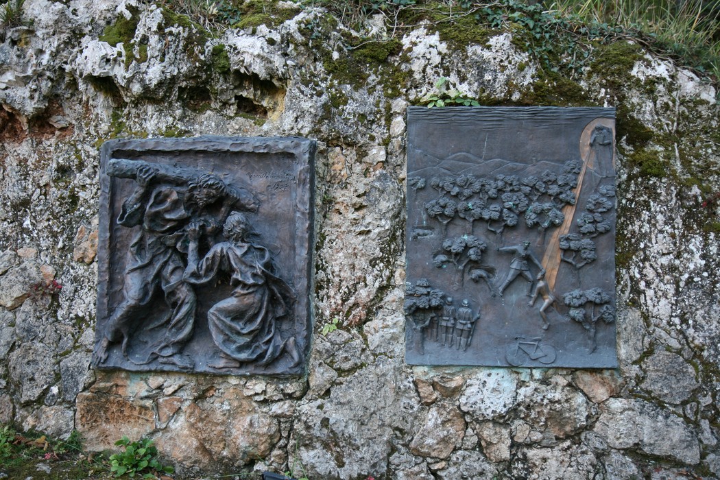 Rappresentazione artistica della Via Crucis, con bassorilievi su roccia a Sant'Anna di Stazzema.