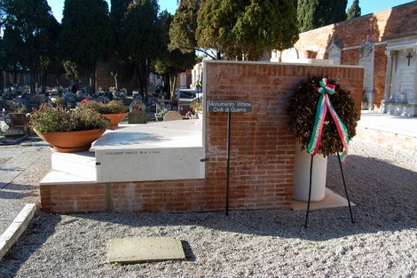 Sacrario delle vittime civili, con una corona d'alloro e un ambiente tranquillo tra le tombe.