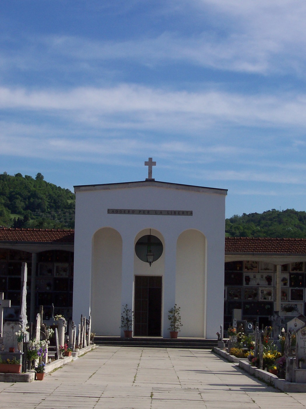 Cappella dedicata ai caduti partigiani, caratterizzata da un architettura semplice e un'atmosfera di memoria e rispetto.