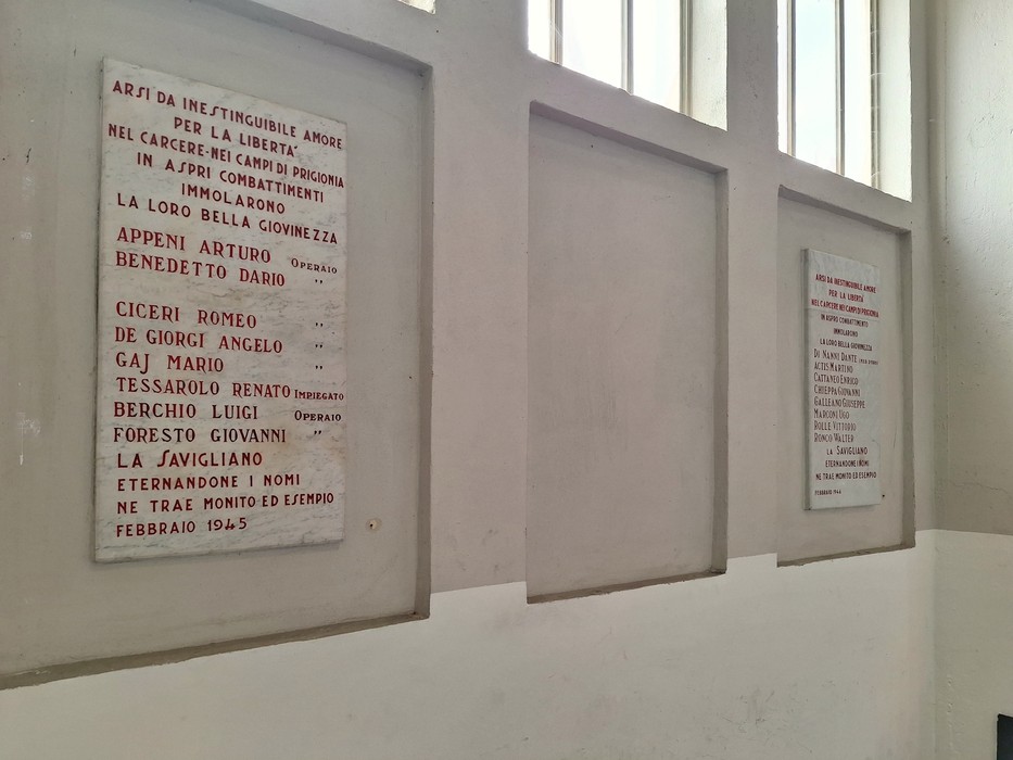 Lapidi commemorative dei partigiani nelle Officine Savigliano, dedicate alla loro memoria e al sacrificio.